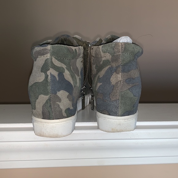 Size 6 Camouflage Water-Proof Sneaker - Picture 3 of 5